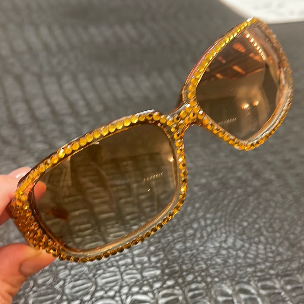 Sunglasses with Beautiful Yellowish Stones around Frame Brown Lense
